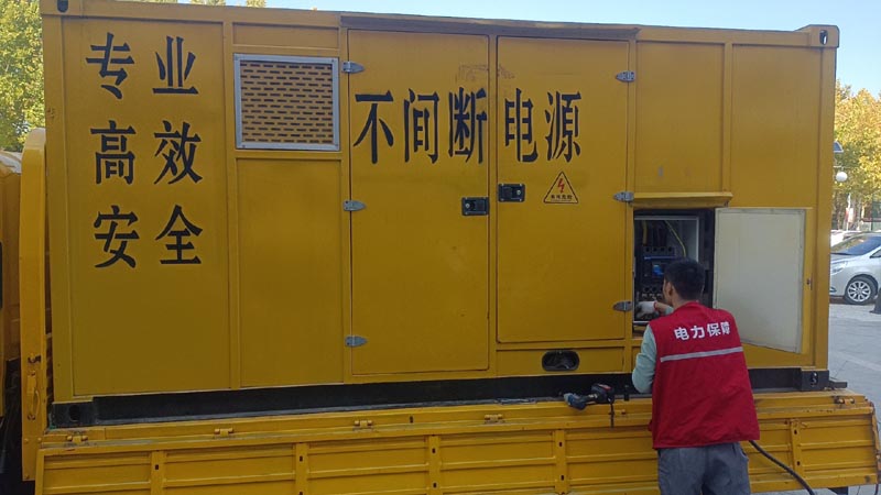 临夏柴油发电机组和UPS电源配合使用时，如何避免切换过程中的电力中断？